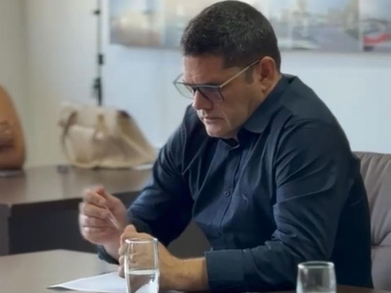 O prefeito pexêro, Robison Coelho (PL), estaria sendo habilidoso e tratando com serenidade a enxurrada de candidaturas que pipocam