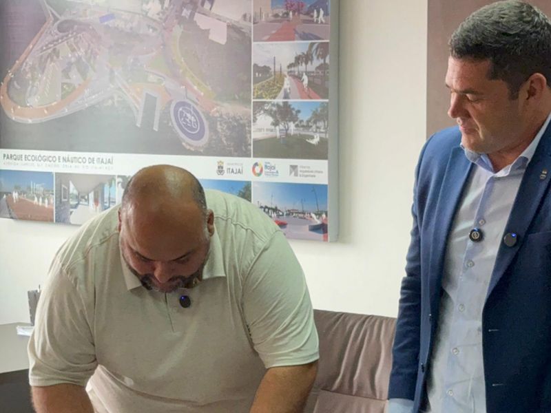 O prefeito Robison Coelho (PL) sancionou duas pautas do vereador Cris Klaus (PRD): a política de proteção aos direitos da pessoa com fibromialgia e a concessão de uso de um bem público pra Associação Amor Próprio