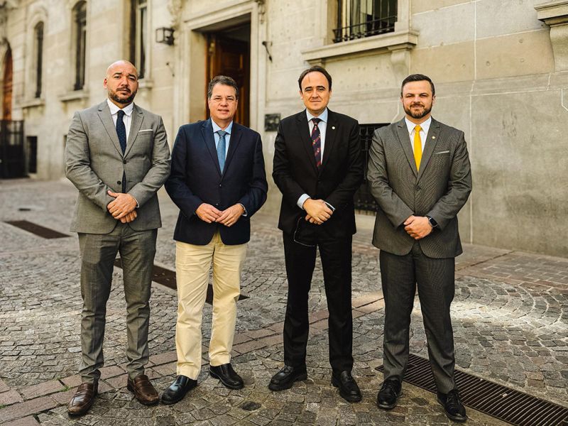 O deputado estadual mais sorridente do sul do mundo, o sapatinho Carlos Humberto, liderou missão em Buenos Aires participando da FIT, Feira Internacional de Turismo, pra divulgar a Santa & Bela. Na foto, além de CH, os deputados Rodrigo Minotto (PDT) e Lucas Neves (Podemos) após visitarem o parlamento portenho (foto: divulgação)