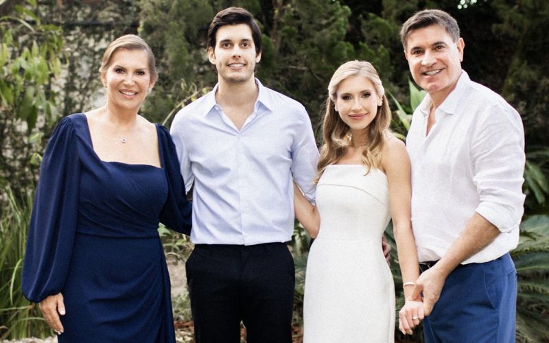 Com um charmoso almoço no jardim da casa de seus pais Áttela e José Roberto, em Cabeçudas, Helena Provesi e Gustavo Yared noivaram