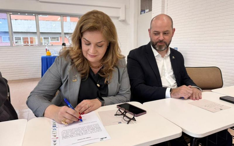 Acafe  A reitora da Furb, professora Márcia Sardá Espíndola, assume a presidência da Acafe, ao lado do vice-presidente, professor Ricardo Antonio de Marco, reitor da Unoesc. A eleição ocorreu após o afastamento do professor Kaio Henrique Coelho do Amarante, reitor da Uniplac, por motivos pessoais. O cargo era exercido interinamente pelo professor Valdir Cechinel Filho, da Univali. (Divulgação/Acafe)