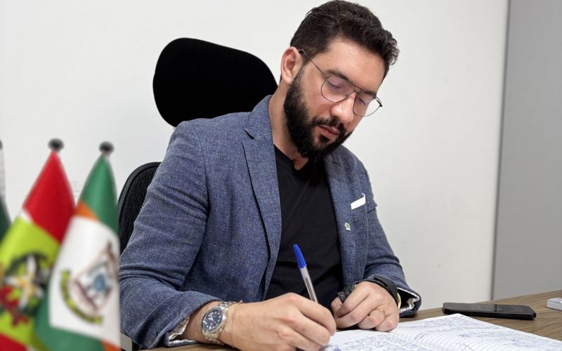 O vereador Victor Piccoli (PDT) assumiu interinamente a presidência da casa do povo de Camboriú, em razão do afastamento temporário do Marlon Borsatto (MDB), que ocupa o cargo de prefeito entre os dias 3 e 9 de outubro