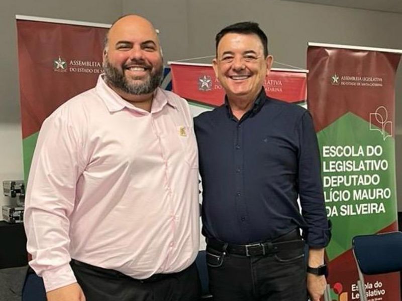 Fibromialgia é uma doença incapacitante que gera dores intensas pelo corpo. Equiparada a pessoa com deficiência em SC, também é tema dos seminários regionais pelo estado através da Escola do Legislativo da Leléia, que é proposta do deputado Maurício Peixer (PL). Seminário em Itajaí será no dia 12/11 na piramidal, organizado pelo vereador serelepe Cris Klaus Fischer (PRD)