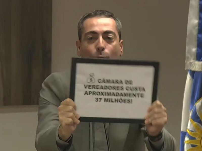 O vereador Marcelo Achutti, o Quero-Quero (MDB), debulha que a casa do povo de BC custa R$ 37 milhões/ano e que vai entregar uma moção à vereadora Ciça Müller (PDT), a “rainha das moções”. Eitcha!