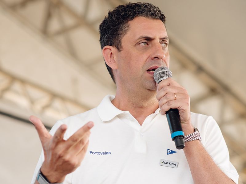 Construção civil - O empresário Fabio Inthurn discursou a uma plateia de corretores sobre o Portovelas, empreendimento assinado pela Lotisa, em Itajaí, que representa o maior projeto de médio padrão já apresentado no litoral norte catarinense. Serão 720 unidades, com área de lazer acima dos 8 mil metros quadrados. (foto: Soares Rafael)