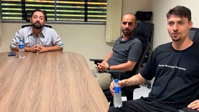 A Comissão de Justiça da casa do povo da praia alagada, digo, alargada, é composta pelos vereadores Eduardo Zanatta (PT), que é o presidente, e tem como membros o Jair Renan Bolsonaro, o zero quatro (PL) e o Samir Dawud (Cidadania). Só que o Renan reina e não fala com o Zanatta, tendo que o Samir transmitir as falas... Phode isso?