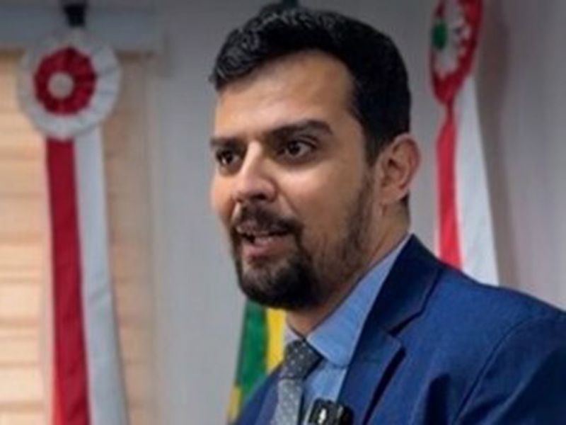 Susto e dor. O presidente da casa do povo de Tijucas, jornalista Cláudio Eduardo de Souza (MDB), levou um baita choque elétrico no plenário