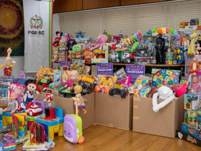 São Francisco do Sul  A PGE/SC entregou 1741 brinquedos arrecadados pela instituição em prol das Salas Lilás da Polícia Civil. A iniciativa foi da própria PGE/SC e contou com a colaboração de outros órgãos como a Secretaria da Fazenda (SEF), o Tribunal Administrativo Tributário (TAT), o Iprev e os sindicatos de Analistas da Fazenda (Sindifaz) e de Fiscais da Fazenda (Sindifisco).