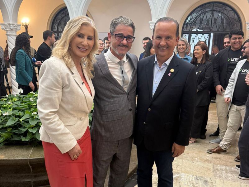 O governador Jorginho Mello (PL), ao lado da secretária de Estado da Educação, Luciane Ceretta, enalteceu o Joãozinho Mattos e lembrou do seu pai, o ex-deputado federal e ex-secretário da Educação, João Mattos