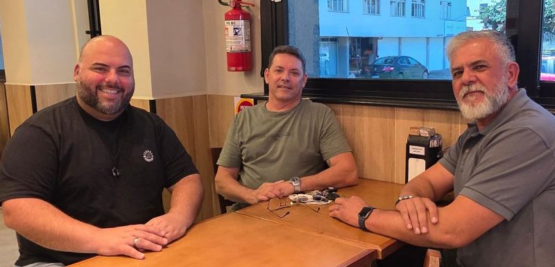 Presidente Silvio Schaadt e o vice-presidente Márcio Guapiano, do PRD, se reuniram com o vereador do partido em Itajaí, o Cris Klaus Fischer, para alinhar algumas ideias da pré-candidatura para deputado estadual do serelepe. Hummmmm.... (foto: divulgação)