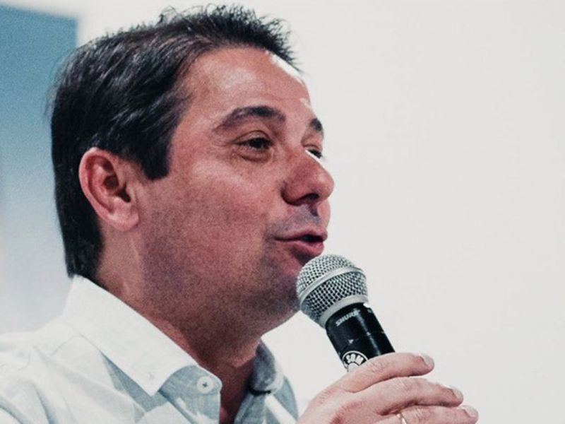 Ciúme de homem, é flórida! Ex-vereador e ex-secretário de Obras, Dedé da Murta (UB) tá com ciúmes do taliano Tarcizio Zanelato e passa o dia todo chorando. Qui dó!