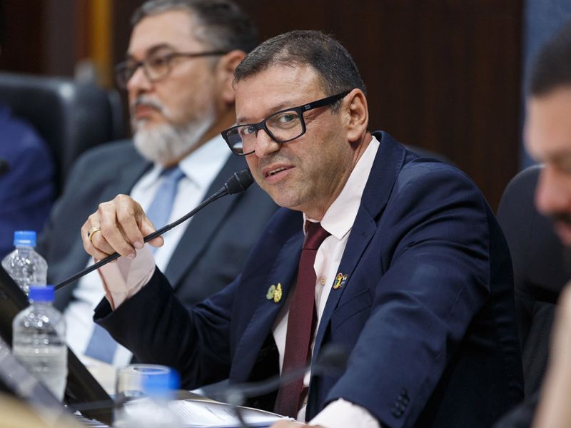 O líder do governo na piramidal pexêra, Adão Bittencourt (PL), a cada dia que passa mostra o quão fraquinho é. Chama o Pedrão da Celesc (PL)!