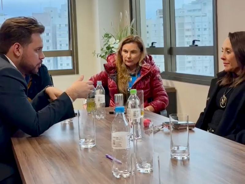 O ex-vereador e comunicador Osmar Teixeira reuniu-se com a presidente nacional do Podemos, a deputada Renata Abreu, e bateu o martelo: será pré-candidato a deputado estadual da sigla (foto: divulgação)