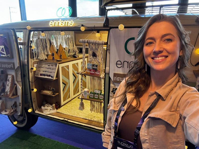 Beleza Sobre Rodas - Lari Filipak representou a Emahne durante o Glamour Beauty Show, no Expocentro BC. A marca cosmética chama a atenção por ser uma loja itinerante sobre rodas, nascida dentro de uma Kombi charmosa, que leva o conceito de autocuidado e bem-estar natural e orgânico. (foto: divulgação)