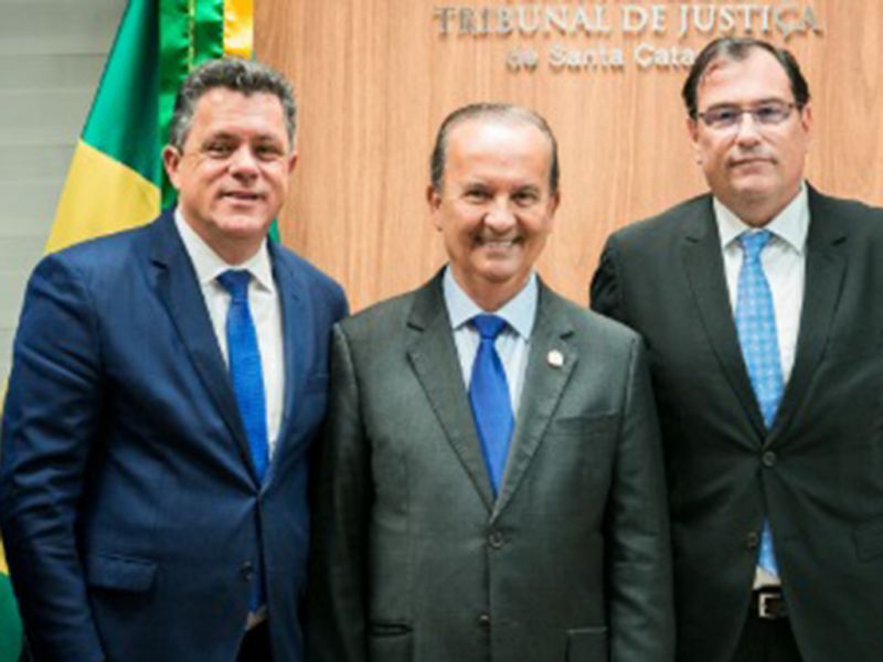 O deputado Ivan Naatz (PL), o governador Jorginho Mello (PL) e o presidente do TJSC, desembargador Francisco Rodrigues de Oliveira Neto, na solenidade de sanção do projeto de lei, aprovado pela Leléia, que amplia a estrutura do judiciário catarinense (foto: divulgação)