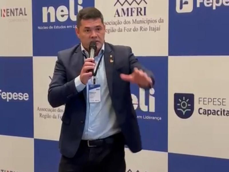 Abrindo os zóios dos chineses! O prefeito Robison Coelho (PL) apresentando Itajaí a empresários da China 
