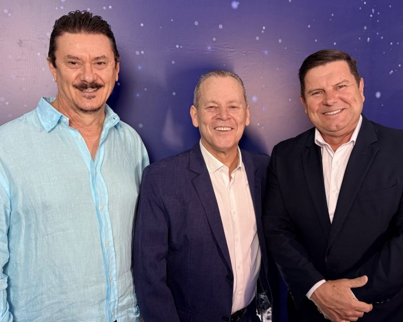 Estive participando do evento que marcou os 50 anos da Brasfrigo, muito bem organizado pela OneSpot, no Cabeçudas Iate Clube. Por lá, entre muitos amigos, encontrei: Dario Vitalli, José Humberto Cortês (diretor da Brasfrigo Itajaí e anfitrião da noite) e Agnaldo Hilton dos Santos