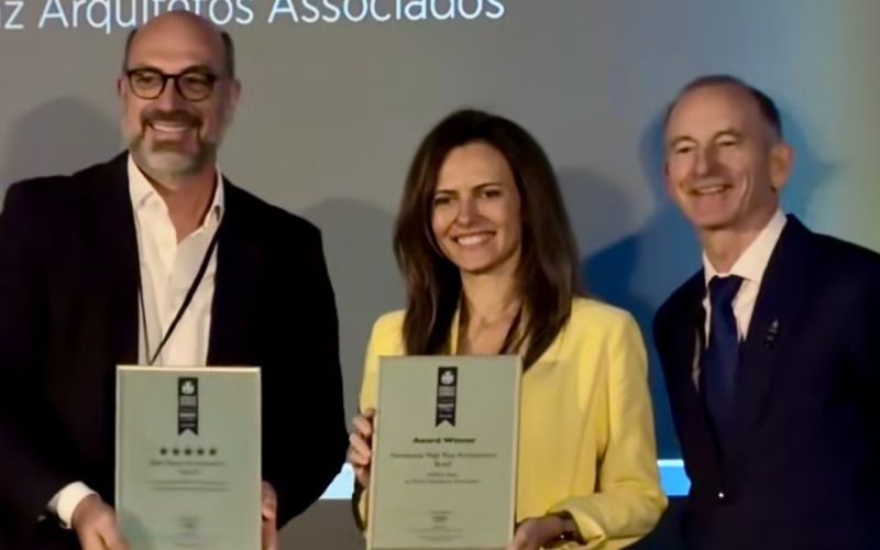 Tatiana Rosa Cequinel, junto com Jonas e Marcelo, da Mannz Arquitetos, em Miami, recebeu no International Property Awards uma das premiações mais respeitadas do setor imobiliário mundial. Parabéns!