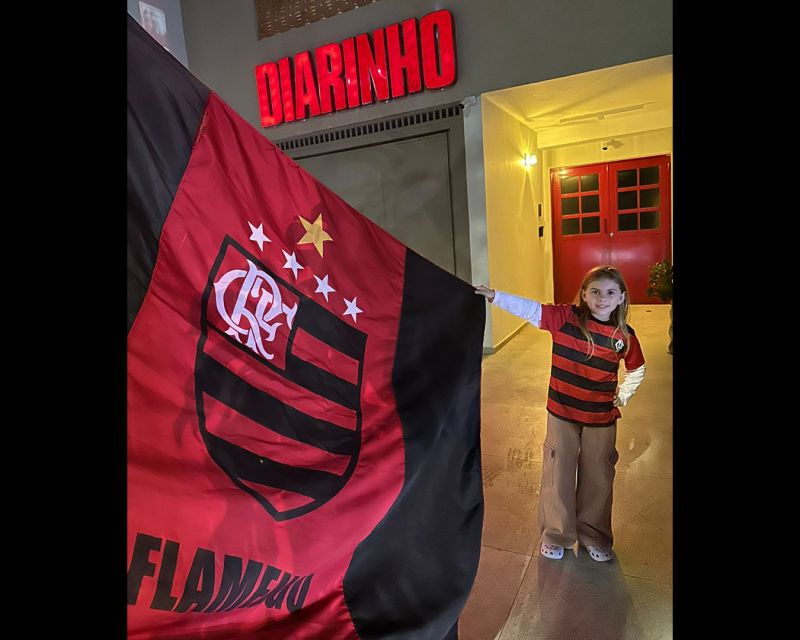 A pequena Lívia Rampelotti, filha do torcedor do Flamengo e fã do DIARINHO e da coluna do Jotacê, Thiago Rampelotti, comemorando a vitória do mengão (foto: divulgação)