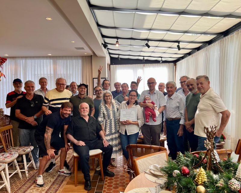 Merecido! A família do saudoso Tito Arruda recebeu o certificado que lhe foi confiado - in memoriam - de “Língua Afiada” do pessoal da Cocada, capitaneado pelo Dolor Danúbio da Silva (foto: divulgação)