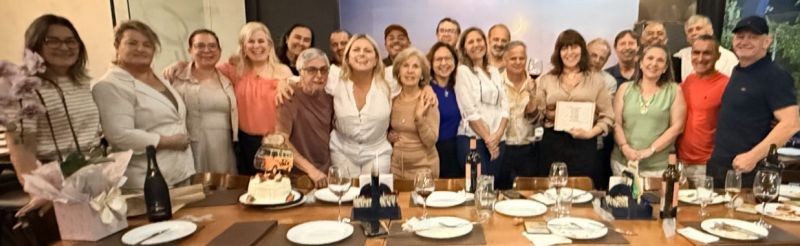 No melhor estilo ‘macacada reunida’, os amigos que comigo inauguraram, há 39 anos, a TV Vale do Itajaí – hoje NDTV – em nossa confraternização de final de ano. Lá estavam: Ieda, Zulmira, Evo, Claudia, eu, Betinho, Wande, Cynthia, Marcelo, Renilda, Chris, China, Tania, Gilmar, Edsinho, Graça, Bailon, Sandro, Monique, Wilsinho, Pedro, Maninho e Meneghetti. Que noite feliz. Valeu!