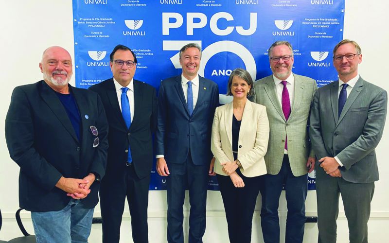 Doutor! Na semana que passou o sempre sorridente deputado estadual Napoleão Bernardes (PSD) defendeu sua tese de doutorado em Ciências Jurídicas junto à Univali, na city pexêra