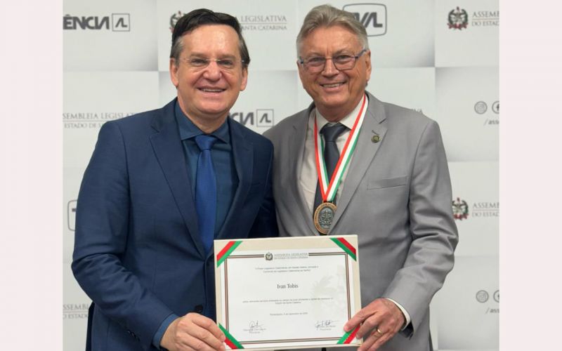 Comendador! O bispo metropolitano, secretário estadual de cidadania e tesoureiro do conselho estadual da igreja Quadrangular, o advogado Ivan Tobs, de Itajaí, foi homenageado pelo deputado Jair Miotto (UB) com a Comenda do Legislativo, a maior honraria da Assembleia Legislativa de Santa Catarina (foto: divulgação)