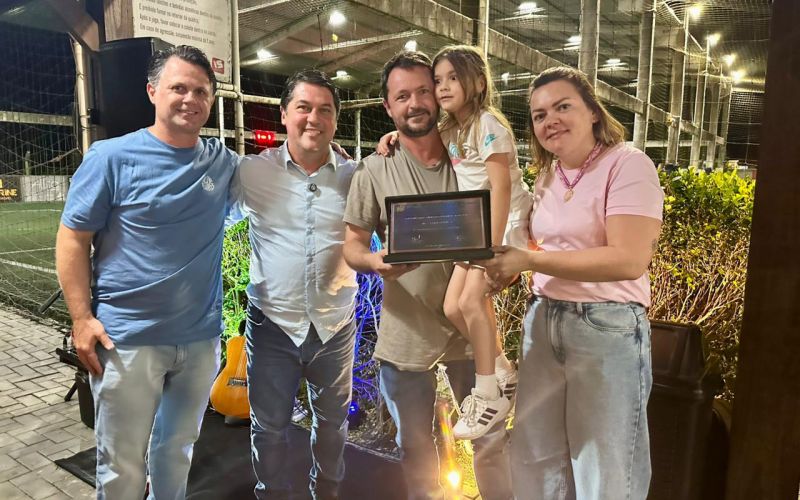 O deputado estadual Emerson Stein (MDB) realizou a entrega da Moção de Parabenização pelos 20 anos da Escola de Futebol Feras de Tijucas