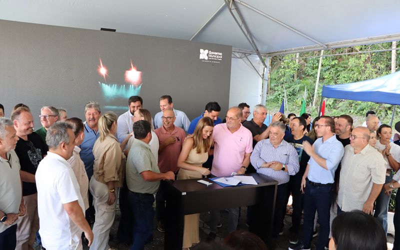 Eitcha! O presidente do Sinduscon, Carlos Haacke, que foi abobrão no governo do Fabrício, reconheceu nesta sexta-feira, no ato de inauguração da reforma externa do paço, que a prefeita Ju Pavan (PSD) encontrou uma prefeitura “semidestruída”