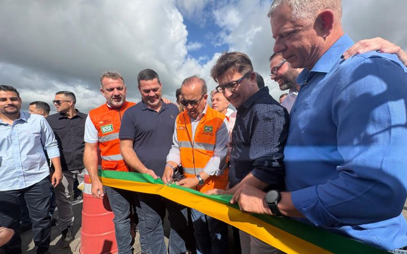 Políticos que contribuíram e outros que vieram pra “aparecer” estiveram na entrega do trevo da BR 101 e Antônio Heil