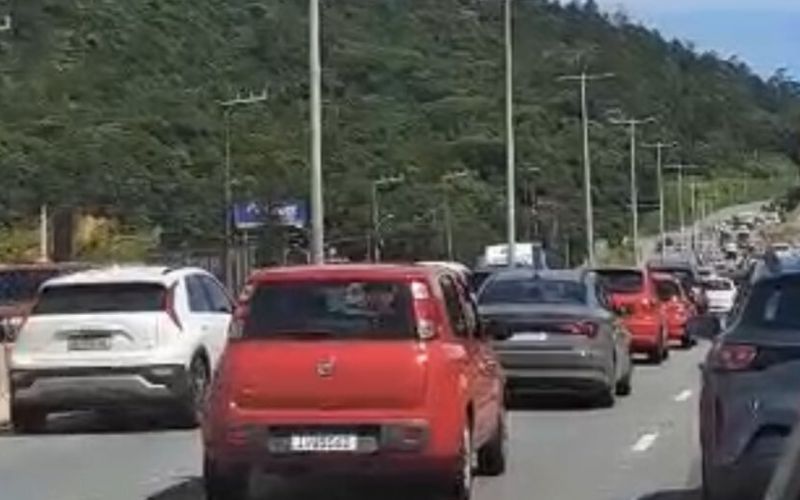 Caos esperado O movimento de fim de ano em SC confirmou as expectativas e mais uma vez transformou em caos o simples exercício de se deslocar para praias. Filas por todos lados, excesso de carros e espaços limitados nas faixas de areia. Enquanto continuar se apostando em volume, sem a contrapartida de investimentos em infraestrutura, os catarinenses seguirão vendo o filme se repetir. (Reprodução/@ricardopastrana)