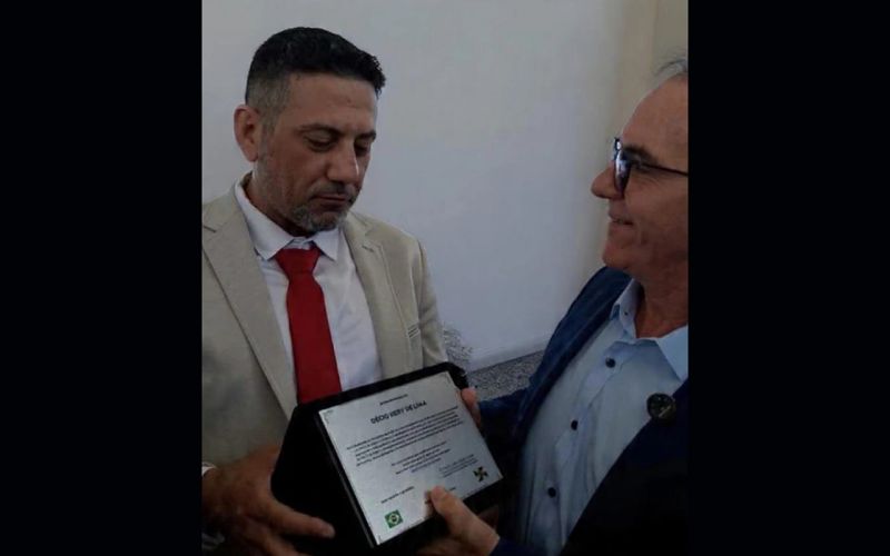 Vive reclamando da situação Porto x trabalhadores. Dá pra entender? O presidente da Intersindical de Itajaí, o biruta de porto, Correio Júnior, presenteou o chefão do Sebrae, Décio Lima, com uma placa-homenagem (foto: divulgação)