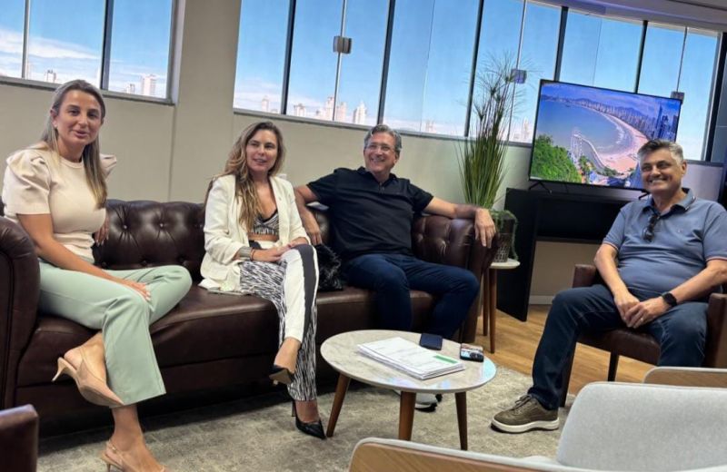 A presença da prefeita Ju Pavan (PSD), do vice-prefeito Nilson Probst (MDB), do presidente do legislativo Marcos Kurtz (Podemos) e da deputada estadual Paulinha da Silva (Podemos) deixou os bastidores da casa do povo de BC agitados. A visita pode ter sido pra discutir pré-candidaturas. Hummmmmm.. (foto: divulgação)