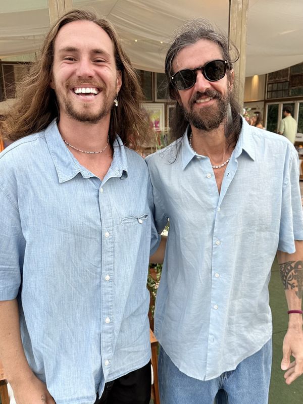 Diria Tim Maia ao encontrar Vitor Kley e Armandinho: “ver na vida algum motivo pra sonhar, ter um sonho todo azul, azul da cor do mar...” Estavam ‘azuis’ e felizes no niver da baby Celeste. Dois queridos!