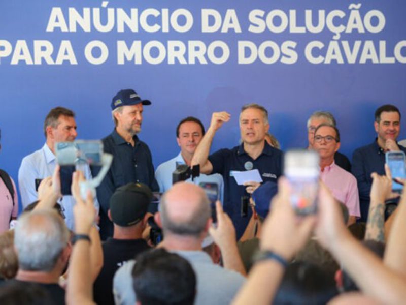 Morro dos Cavalos - Às margens da BR-101, em Palhoça, o ministro dos Transportes, Renan Filho anunciou o que o Fórum Parlamentar Catarinense já havia informado: o trecho da rodovia no Morro dos Cavalos terá dois túneis, cada um em um sentido, num projeto que tem custo estimado entre R$ 2,5 a R$ 3 bilhões. A ideia é de que as obras comecem em até um ano, com conclusão em 2029. A ver. (Felipe Brasil/Ministério dos Transportes)