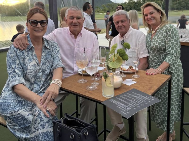 Denise Souza e Carlos Alberto Pereira, Beth e Wislen Braga, no novíssimo park art residence de Porto Belo, durante a entrega a convidados e clientes do Porto Bello Golf do All Resort Club Residence 