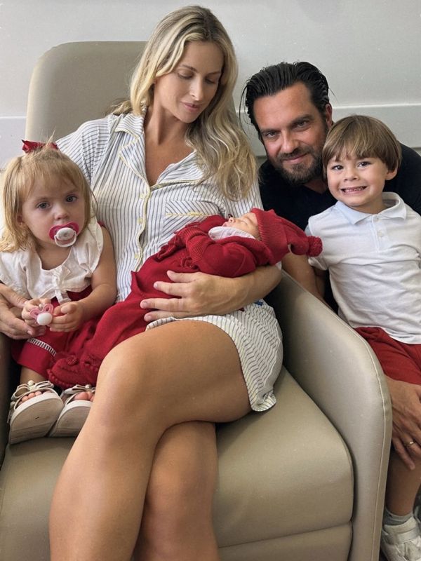 Manu Deschamps e João Reis, com os filhos Charlotte, João e Florence, a mais nova integrante da família
