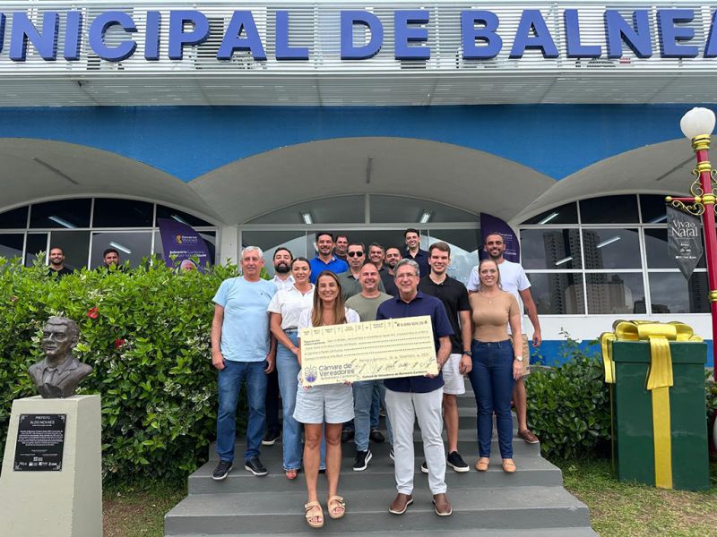 Tudo junto & misturado! Em registro recente, Juju Pavan (PSD) recebe o presidente Marco Véio Kurtz (Podemos) e demais vereadores, da oposição e da base, que foram lhe entregar os recursos economizados pela câmara em 2025