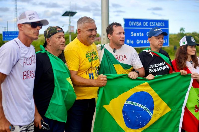 Caminhada : O deputado estadual Sargento Lima (PL) está à frente da caminhada “Acorda Brasil”, extensão do movimento que o deputado federal Nikolas Ferreira (PL) realizou entre MG e DF. Num ato simbólico, Lima recebeu a bandeira do Brasil do deputado estadual gaúcho Capitão Martim (Republicanos) entre Torres (RS) e Passo de Torres, e levará de Joinville até Guaratuba (PR). (Divulgação/Gabinete Srg. Lima)