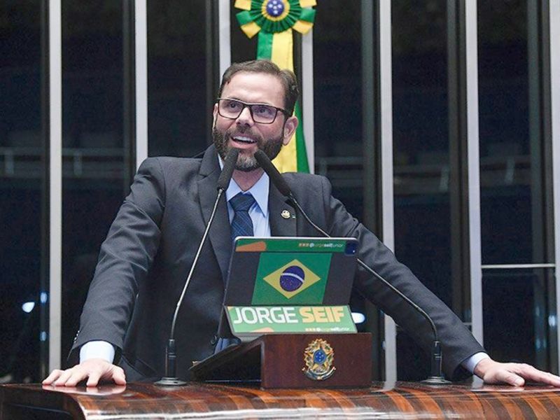 Adiado: O TSE alterou a data da sessão que irá julgar a ação que pede a cassação do mandato do senador Jorge Seif (PL) por suposto abuso de poder econômico nas eleições de 2022. O julgamento inicialmente previsto para esta quinta-feira, ocorrerá na próxima terça-feira. A alteração acontece porque o TSE vai analisar agora novas regras para as eleições deste ano. (Agência Senado)