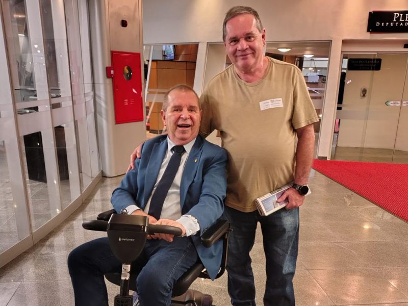 Encontrei também, na casa do povo estadual, o deputado Maurício Eskudlark (PL). Ele disse que pretende visitar a choupana do JC em breve