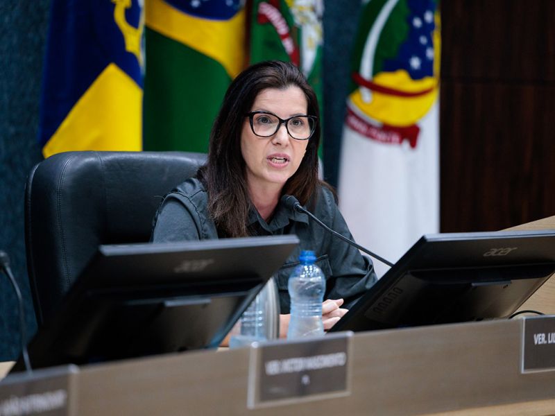 A vereadora pexêra Liliane Fontenele, a dra. Pix (PL), quer saber sobre o barreiro medonho que empesteia o bairro Santa Regina e deixa o trânsito ainda mais caótico