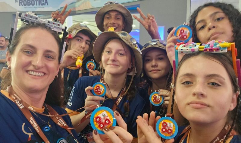 A professora Siliana Costa, com os alunos: Lucas Gardelli, Fernando Alves, Sophia Gasparelo, Luna Machado, Renata Freitas e Catarina Cunha de Souza, da Escola Sesi Itajaí, conquistou o 1º lugar nacional da First Lego League Challenge realizada em SP, garantindo a oportunidade de representar o Brasil no campeonato mundial em Houston, nos Estados Unidos, para onde eles vão no final de abril. Parabéns!