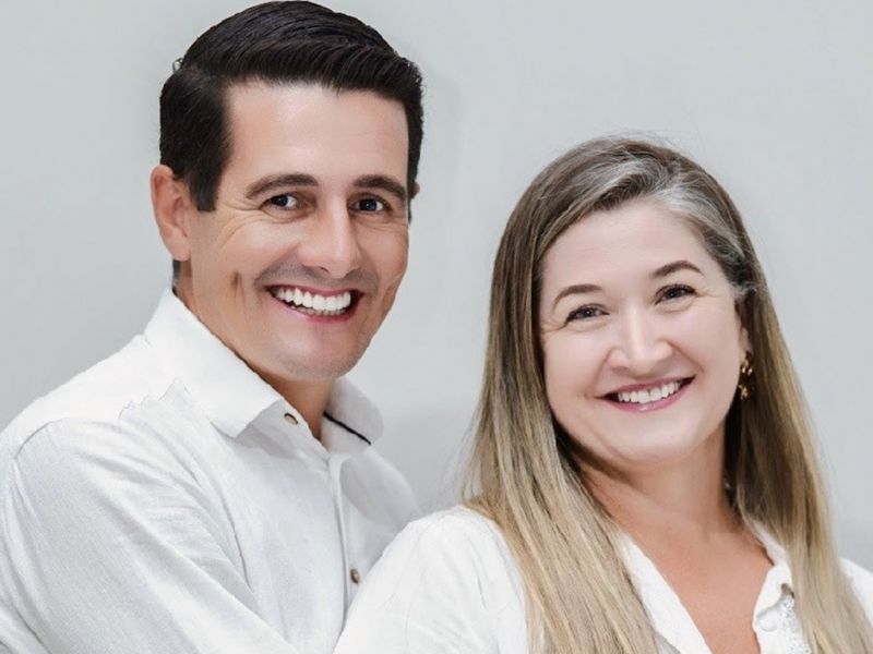 Sorridentes e felizes, Marcos Antônio Camatini e Daiana, leia-se Vó Dilma Bolos, comemoram a marca da produção de 30 mil bolos por dia na fábrica deles. Sucesso, parabéns!