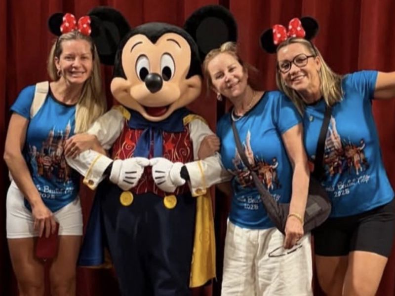 Juntinhas ao Mickey, na Disney, Maria Helena Bellini com as filhas Keity e Greici