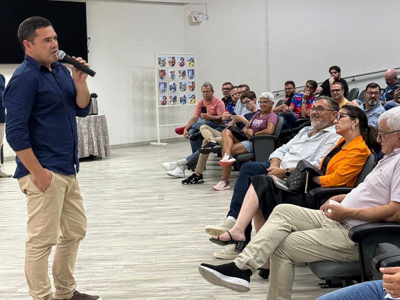 Coco roxo. Prefeito de Itajaí, Robison Coelho (PL), chama meio mundo pra falar sobre o estádio do Marcílio Dias (foto: divulgação)