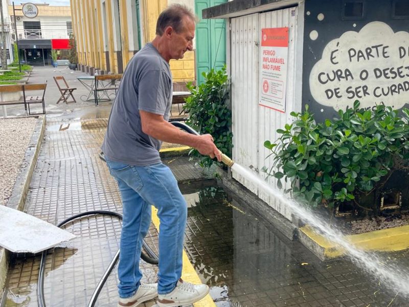O secretário de Obras de Itajaí, taliano Tarcizio Zanelato, endoidou com as críticas do JC sobre o poder público trabalhar em dois períodos, porque na sua secretaria são 9 horas por dia