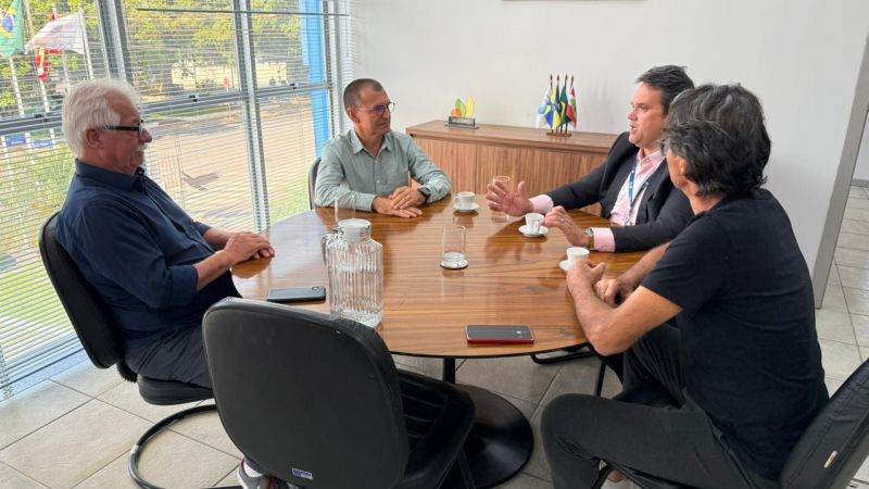 Conselho das Entidades, preocupado com a dragagem do nosso valão maior, foi falar de pertinho com o polido superintendente do Porto de Itajaí