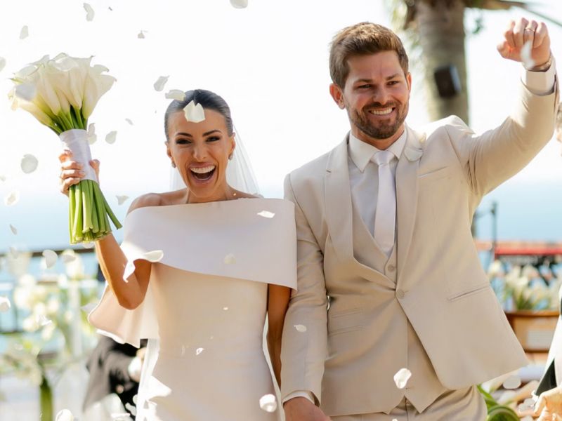 Isabela Tavares Schnaider e Charles Meyer, lindos e felizes, disseram o “sim” de amor no último dia 14. Tudo aconteceu no Resort Refúgio do Estaleiro, em Porto Belo, com festerê dos bons que reuniu amigos e familiares do casal que agora está residindo em Laguna 