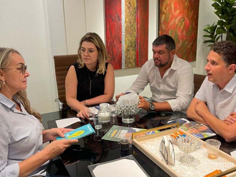 Deputada federal Daniela Reinehr (PL) faz giro pela região da Amfri, com entrega de emendas e encontros partidários. Na imagem com integrantes da sigla, em Camboriú (foto: divulgação)